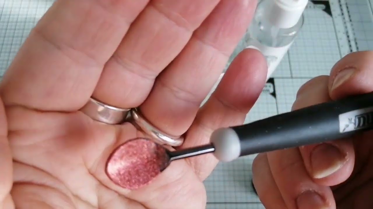 Aus Mica Powder und destilliertem Wasser Sprühfarbe herstellen