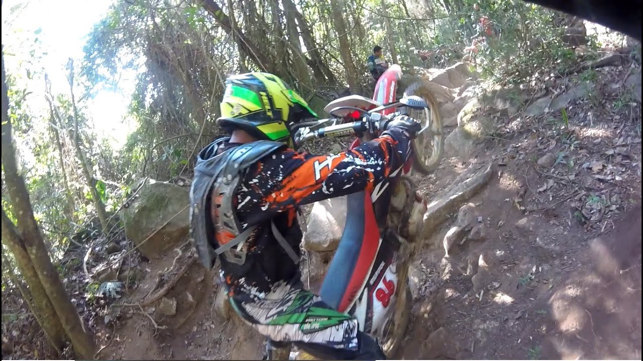 Trilha de moto Serra da Cantareira - Mairiporã - guiando galera do Riacho Grande. Só risadas...