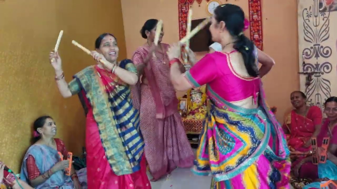 લખેલું છે 🌺જમના ઘાટે આવજો કેસરિયા લાલ🌺6352384137