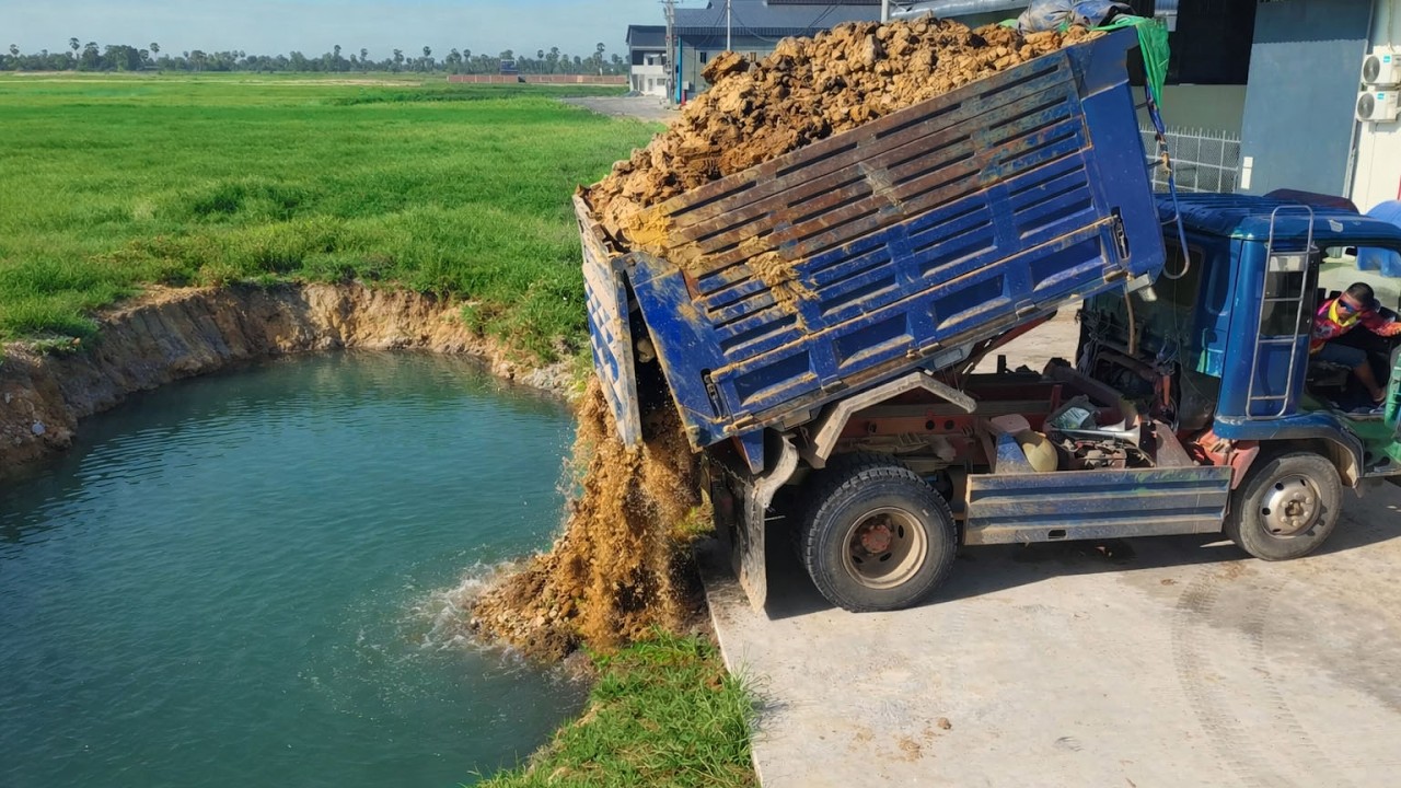 Be Wacthful Start New Project!Using Truck Pouring Soil, By  Dozer Shantui DH8 Pushing Soil perfectly