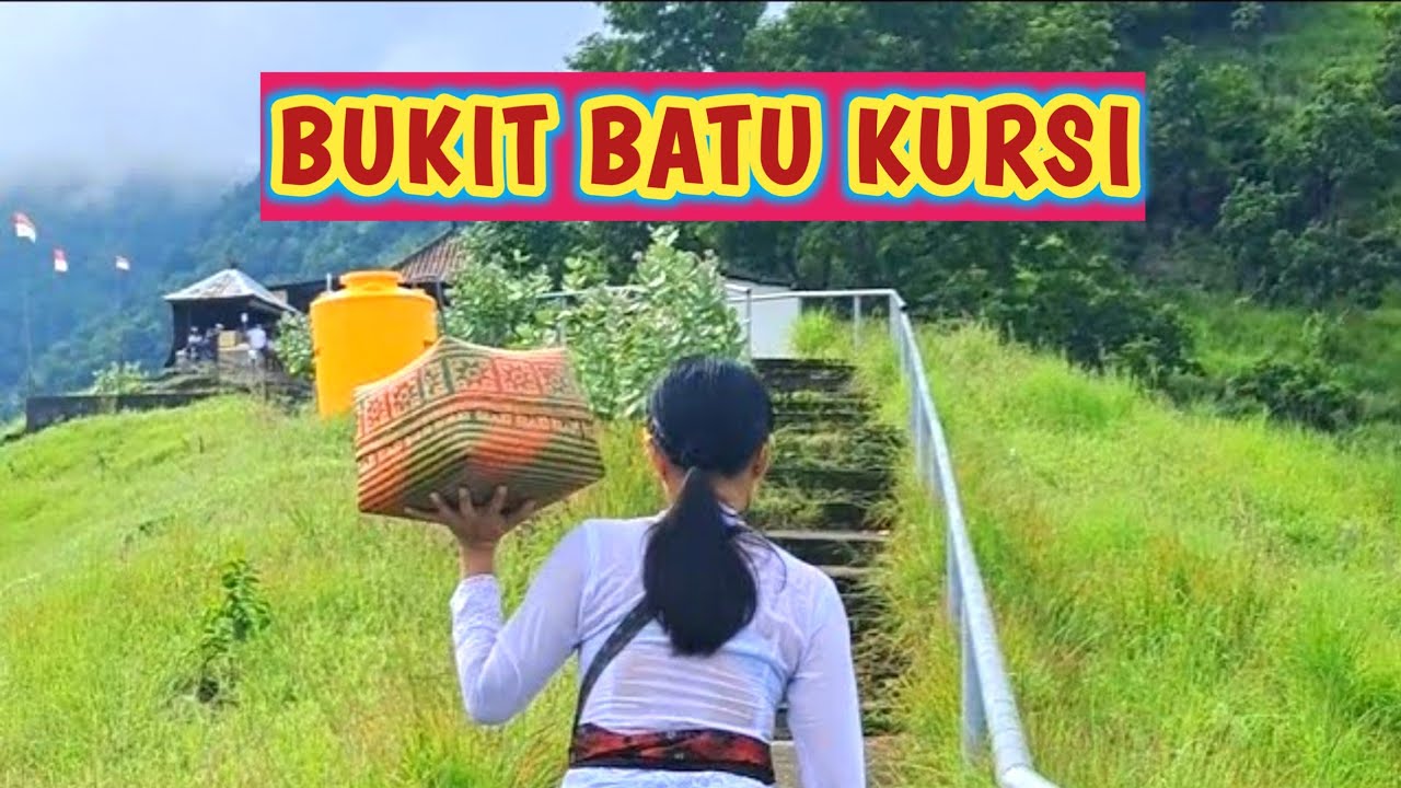 Bukit batu kursi menghijau saat musim hujan