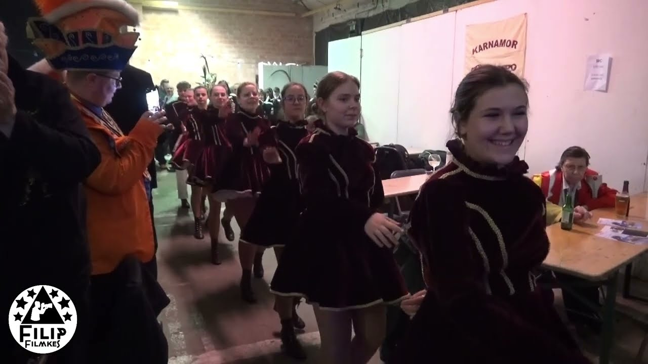 intreden van Karnamor de dansmariekes en dansjonker van uit Mortsel