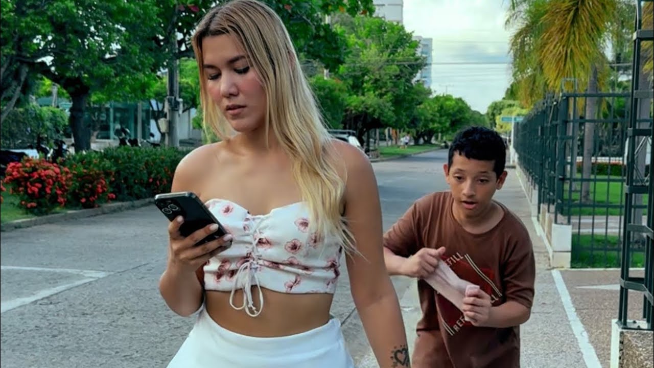 Taparon el tatuaje de su brazo para protegerla y un milagro ocurrió. 😮