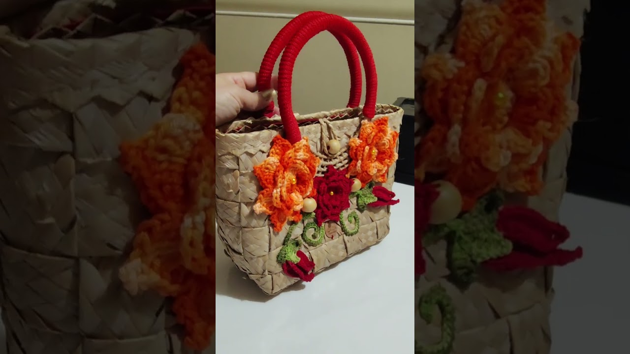 Bolsa de palha que ganha vida com a delicadeza do crochê. 