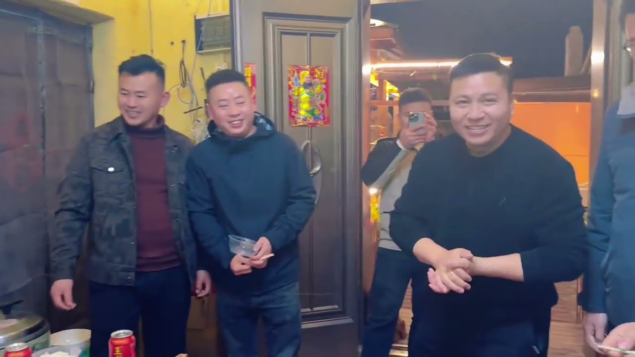 地球村厨艺大比拼， 南北差异海哥难评判，兄弟们开心分享美味大餐#地球村 #海哥量地球 #阿娇听你说