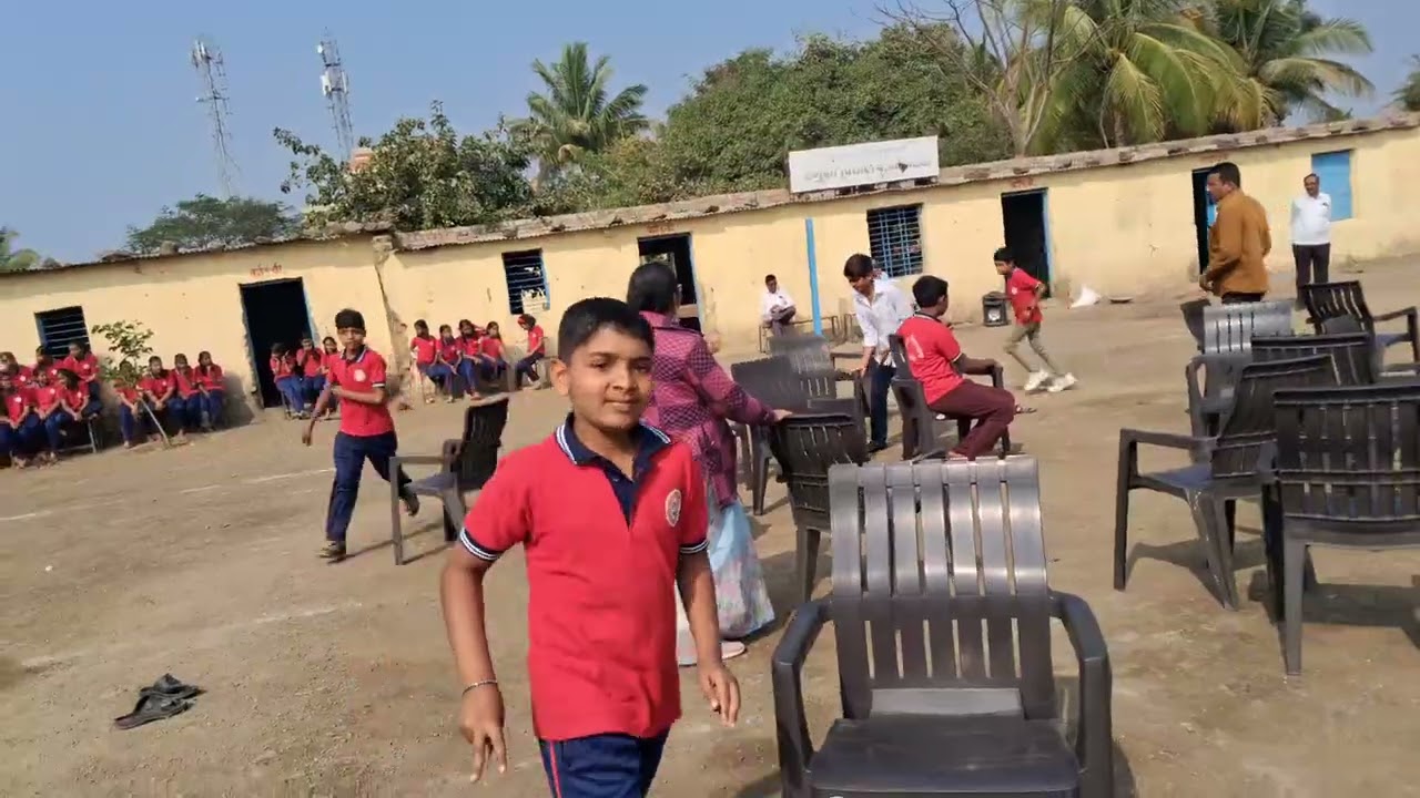प्रजासत्ताक दिनानिमित्त खेळ खेळताना विद्यार्थी ,दोरीच्या उड्या, संगीत खुर्ची इ.