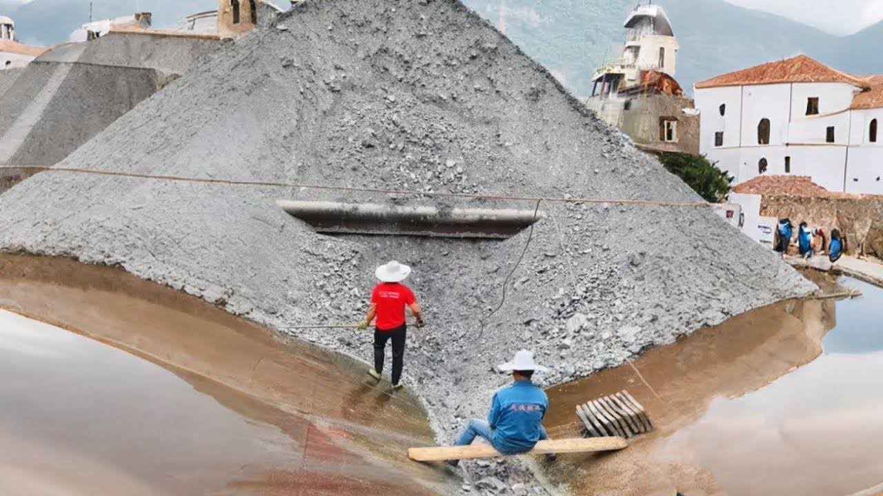Barge unloading 4500 tons of phosphate rock   Natural flow #bouldering #automobile #decompression