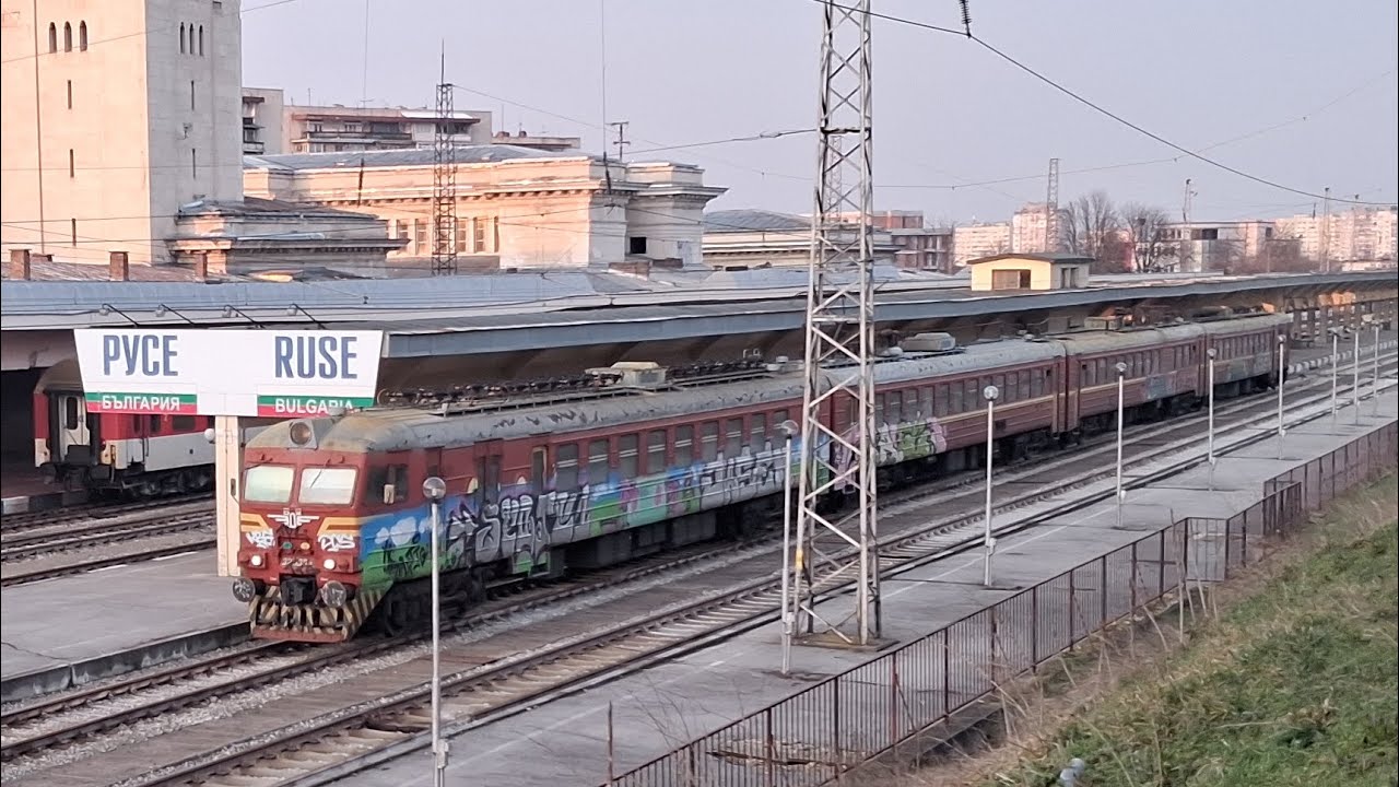 ПВ40115 заминава от Русе ЦГ с одрасканата 32 035.