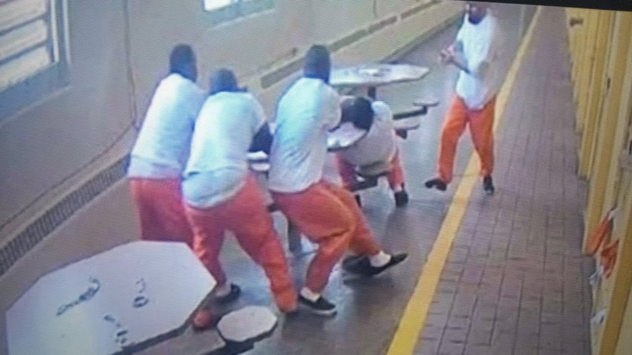 он пытался убить меня через стул в тюрьме