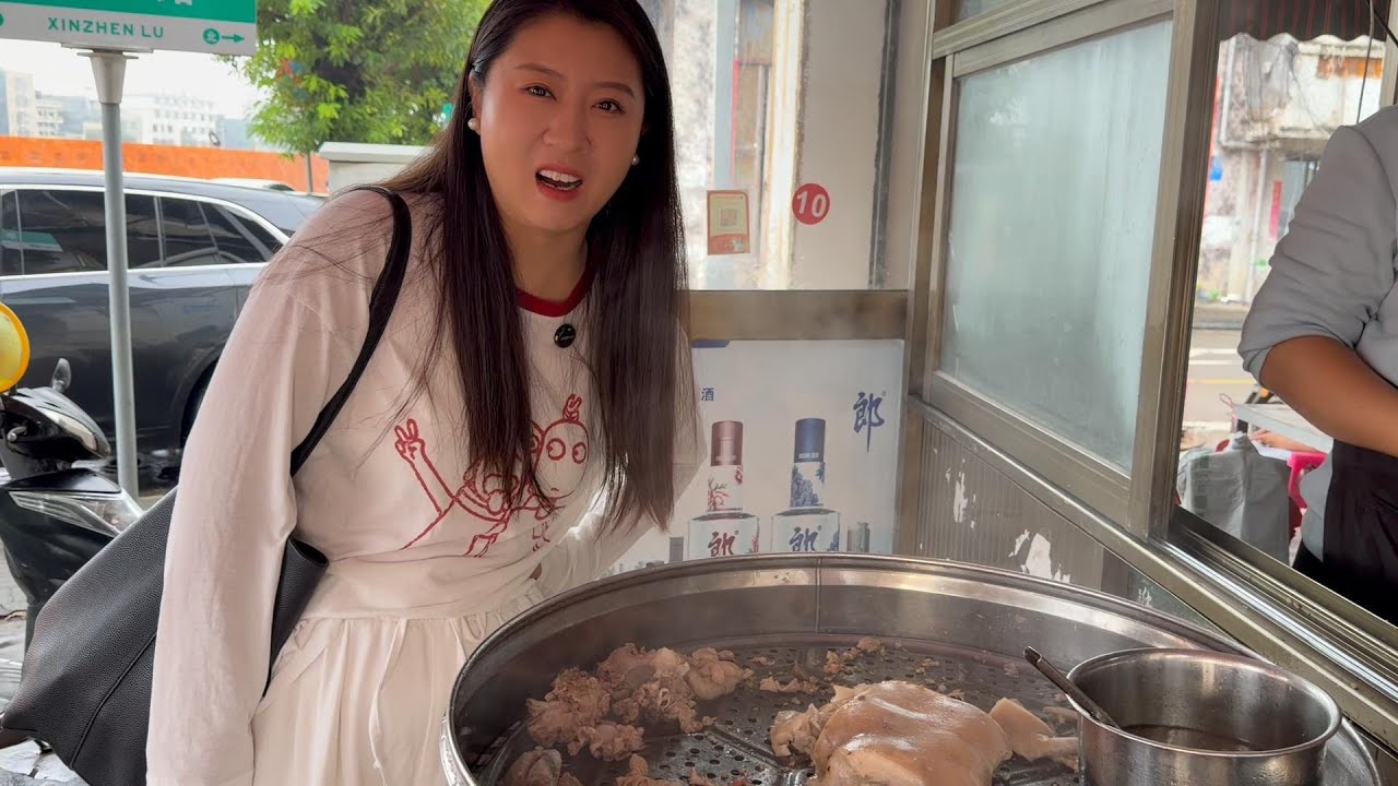 【寻尝姐妹】海南临高的早上都这么硬核吗？醒来就吃蒸乳猪、喝早酒