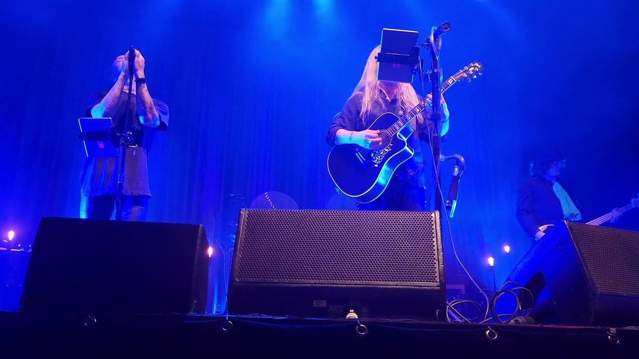 Jerry Cantrell- St. Paul MN. Black Gives Way to Blue dedicated to the late great Layne Staley