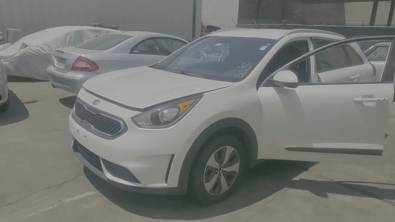 Kia Niro Проблема  с питанием. Не заводится. Замена 12 вольтовой батареи .Kia Niro replace battery.