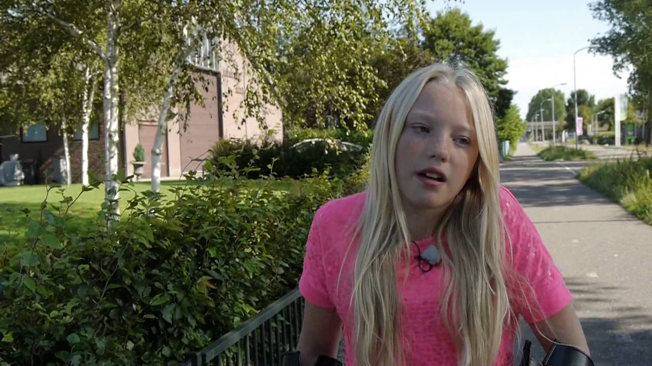 Scooterrijder duwt meisje van de weg en rijdt door, meisje raakt gewond