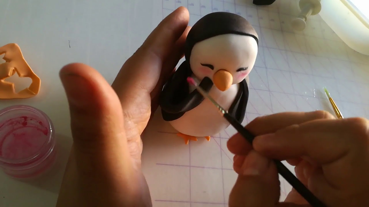 How to make a fondant penguin - Como hacer un pingüino de fondant