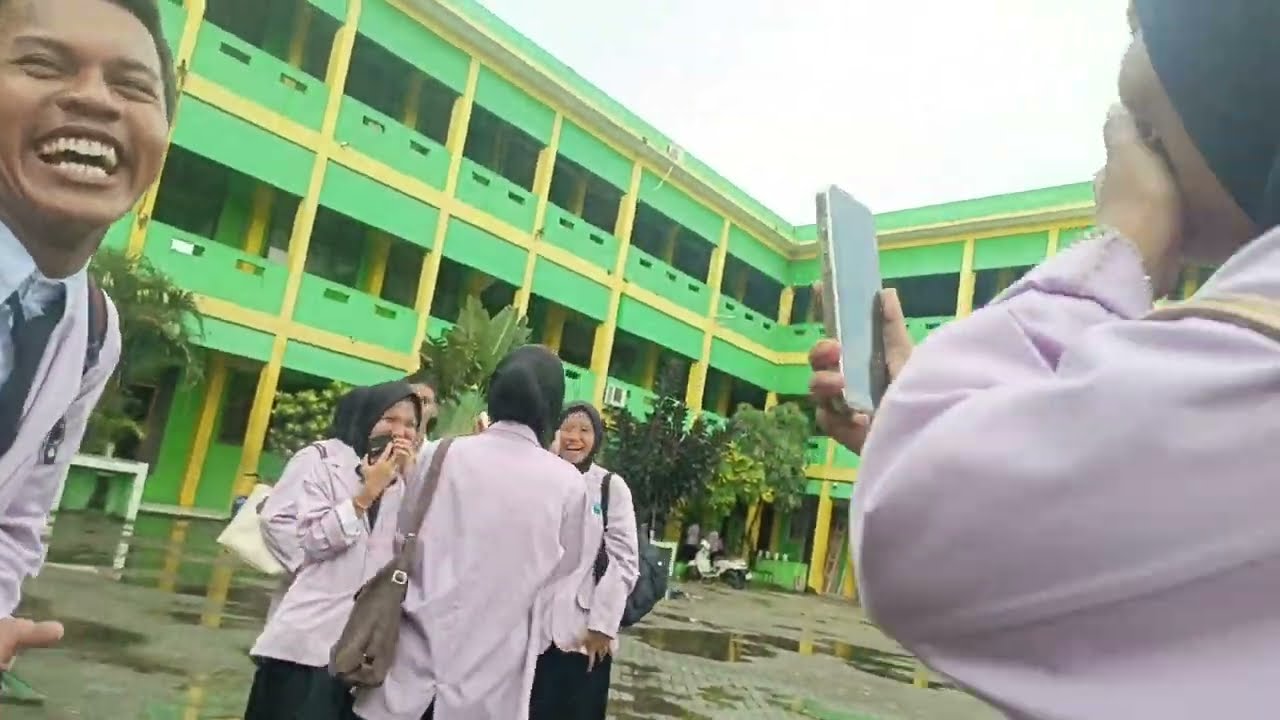 Ngevlok sekolah sama temen setelah ukk selesai