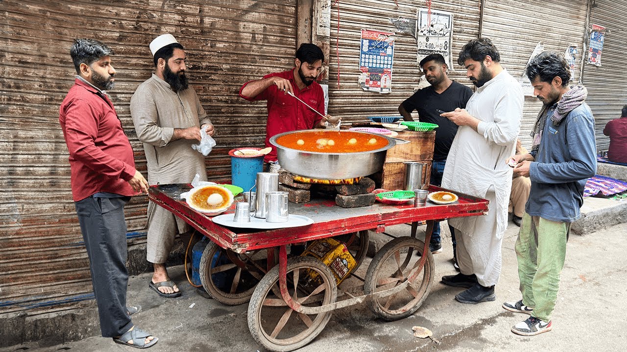 ONLY 50 RS BREAKFAST 🤤 | VIRAL EGG CHANA STREET FOOD IN PAKISTAN