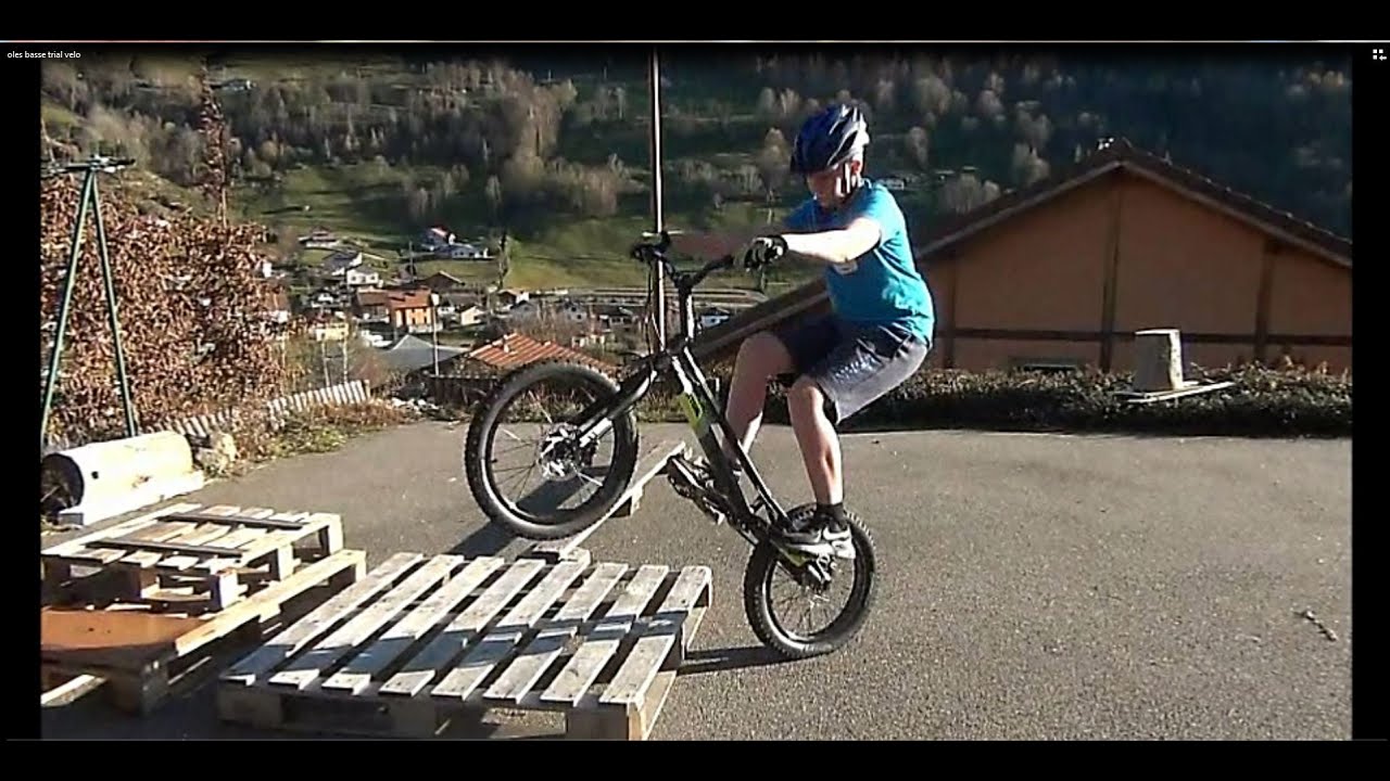 les base du vélo de trial (cavalier, montée sur une palette et passer un obstacle).
