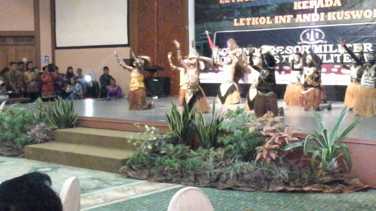 Tarian Perdamaian SMP YPPK SANTO BERNARDUS TIMIKA