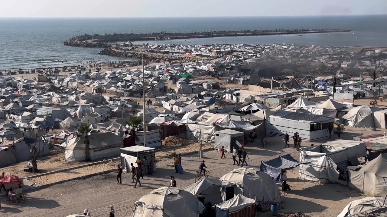 تزايد عدد خيام النازحين المقامة حديثا عند ساحل مدينة غزة