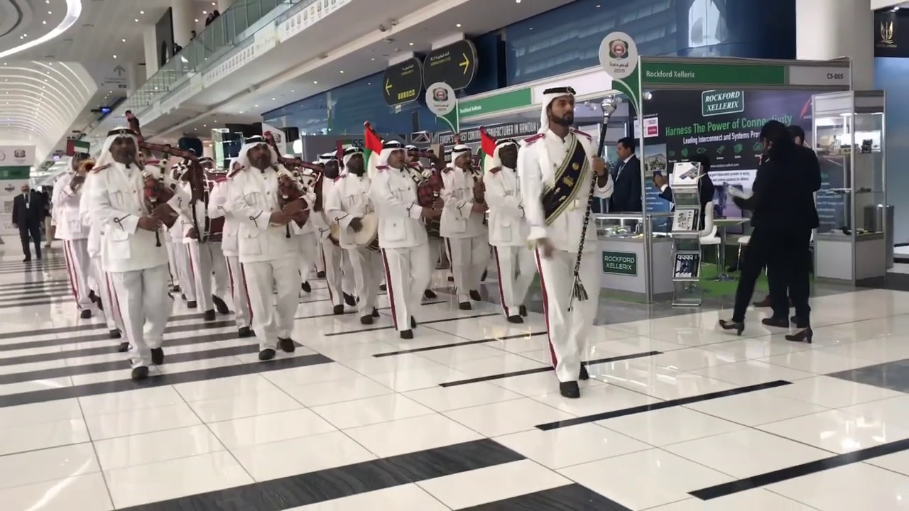 نشيد فرقة عسكرية إماراتية خلال معرض آيديكس2019 في أبو ظبي