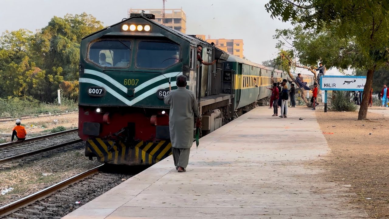 16DN KARACHI EXPRESS ASSISTANT DRIVER CATCH (PLC)🚂