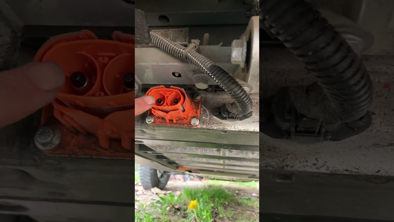 How to remove the Twizy main battery plug