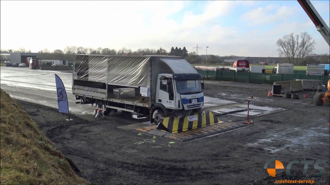 Crash test Iveco Eurocargo vs. Road Blocker: ASTM / IWA14-1, C7/N2B