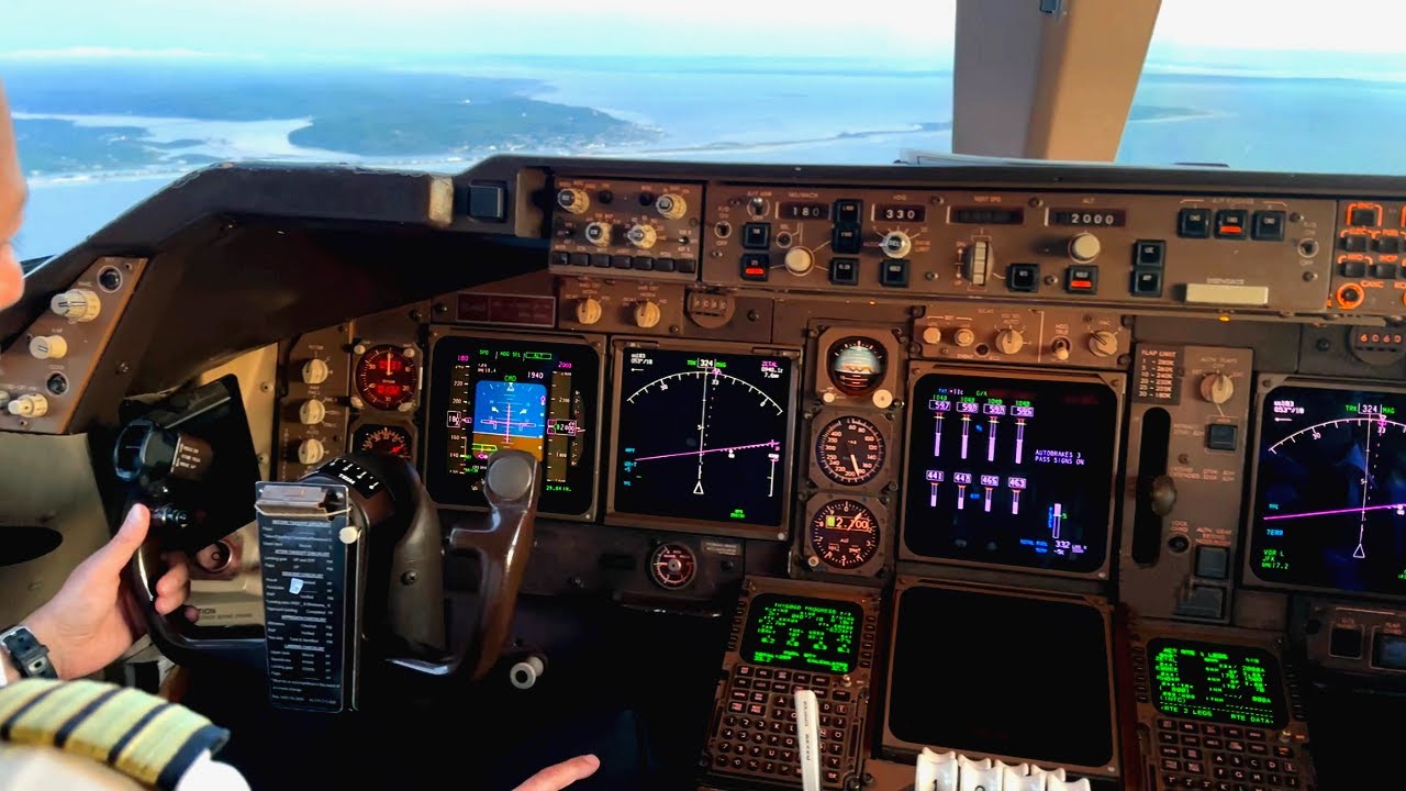 Flying Over Manhattan | Boeing 747 Cockpit Landing at New York ( JFK )