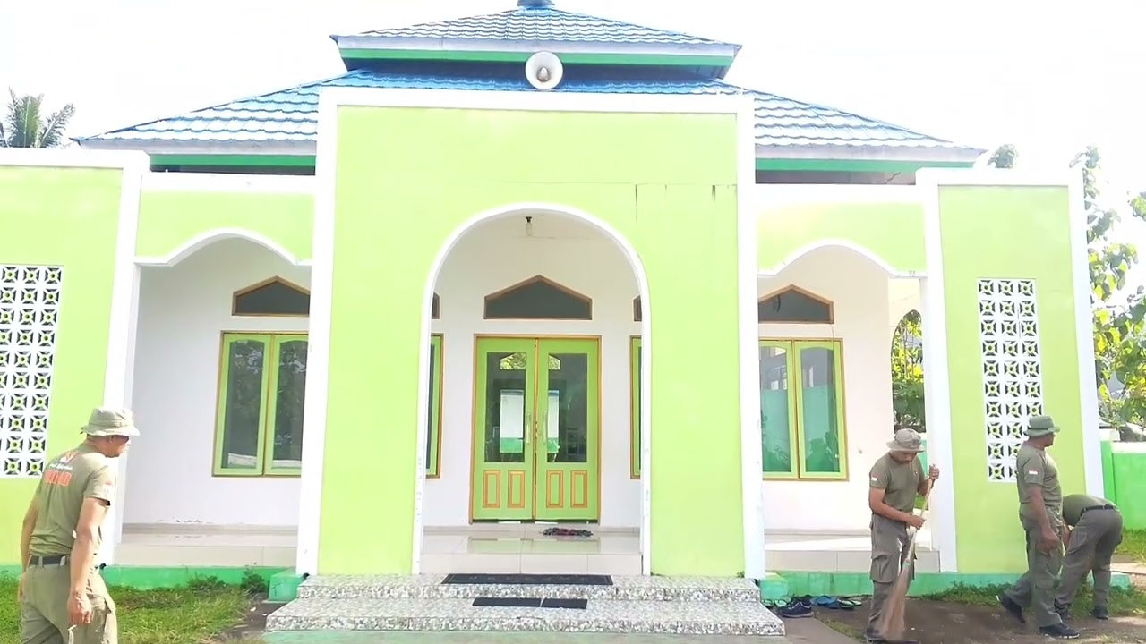 Aksi Bersih Mushola Ar- Rahman Kelurahan Rewangga Selatan Oleh Brimob Ende