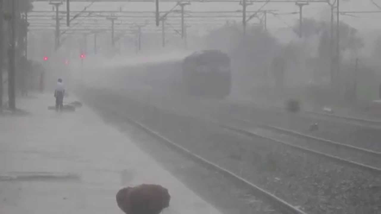 (HD) Train In Rain::Bihar Sampark Kranti Blisterss Past in Heavy rain!!