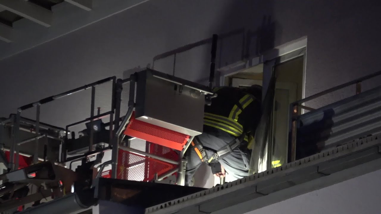 Heimrauchmelderalarm - Feuerwehr betritt Wohnung über Drehleiter durch Fenster Bonn-Pützchen 19.1.26
