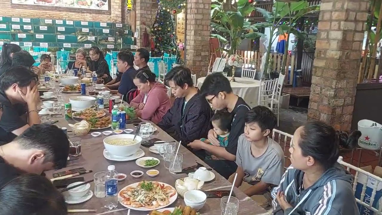 15/12/2025. Bữa ăn sau tang lễ Ba. Lần đầu Anh Ba cầu nguyện trước mọi người.