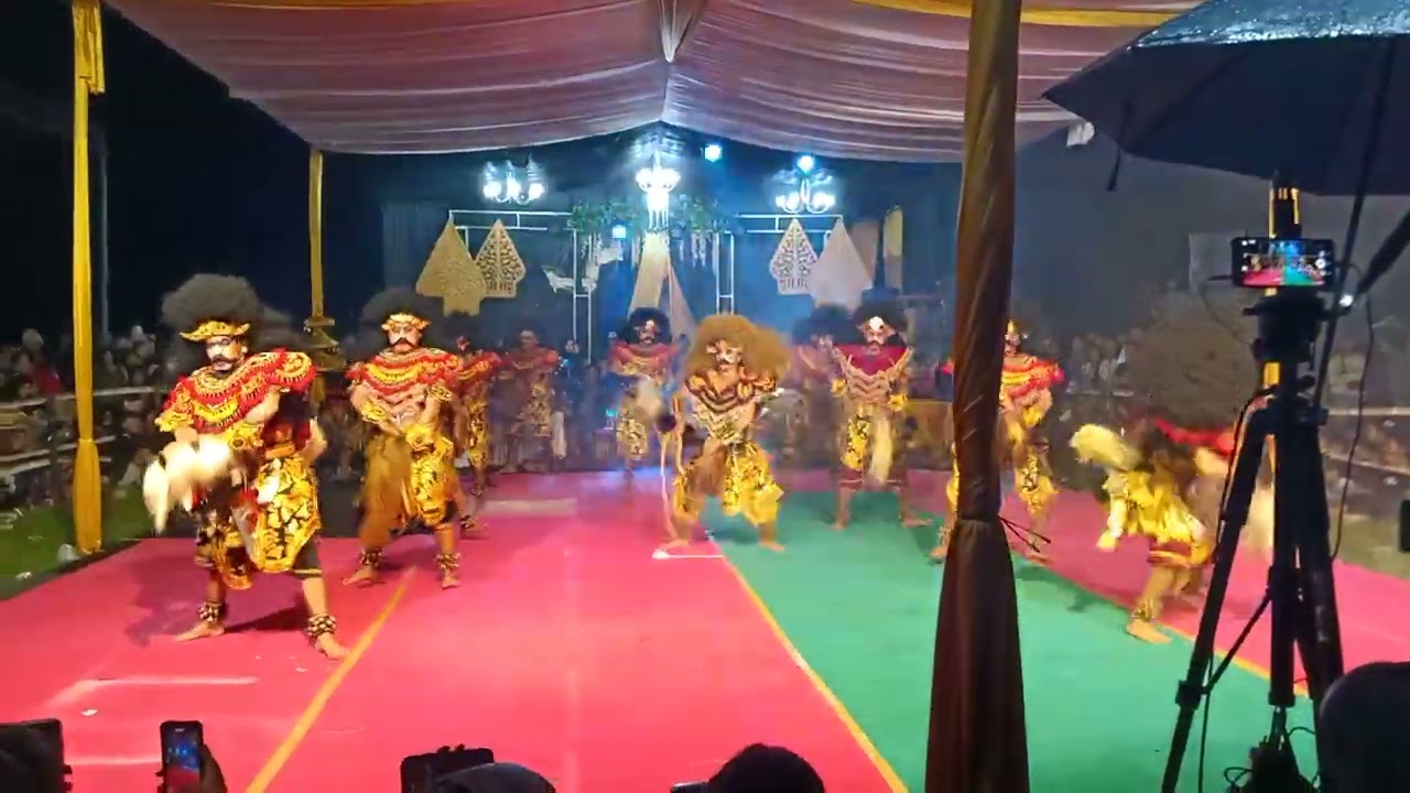 Nonton warok SIDO MUNCUL TURONGGO ASIH siang_malam di LAP. Banjengan. Mandiraja. Banjarnegara