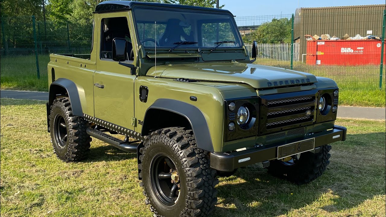 LAND ROVER DEFENDER 90 PICK UP REBUILT IN 7 MINUTES!