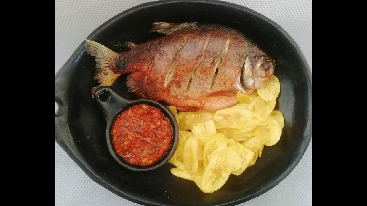 Cachama al horno y chips de plátano
