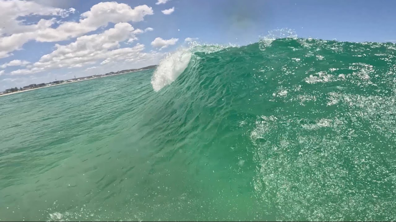 Power Surfing Small Waves at Currumbin Alley