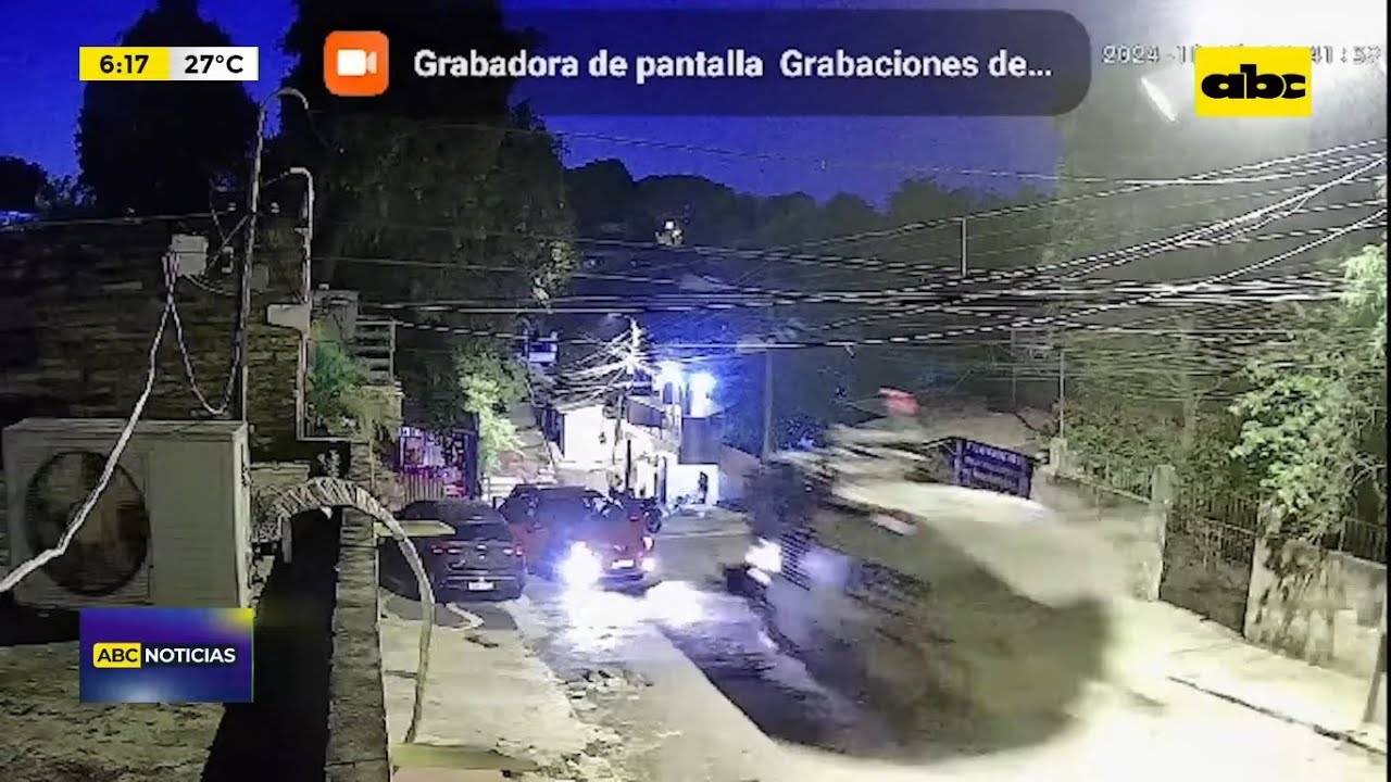 Pudo ser una tragedia: camión hidrante de la Policía perdió los frenos y terminó en un arroyo