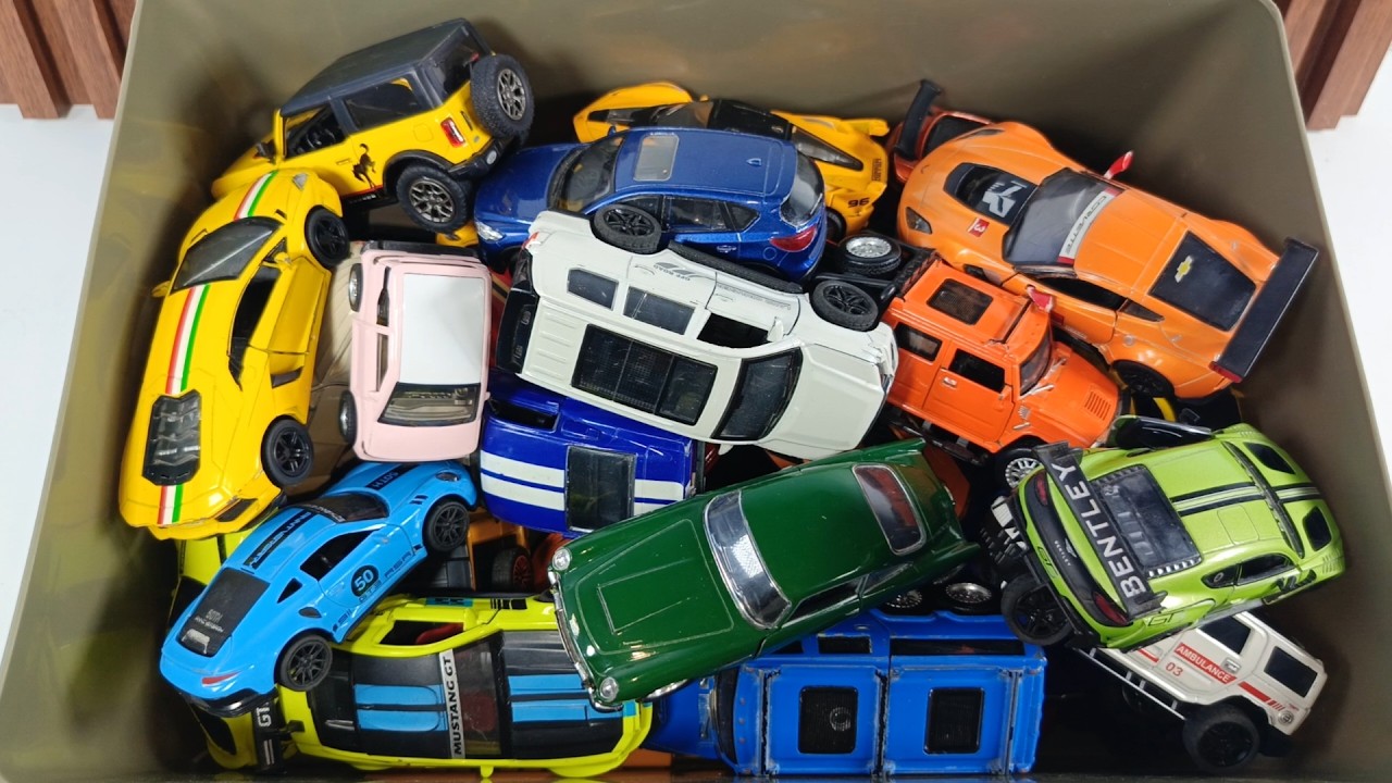 Vamos a elegir coches a escala diecast negros: Mercedes, Toyota, Mitsubishi Pajero, Honda Civic, BYD
