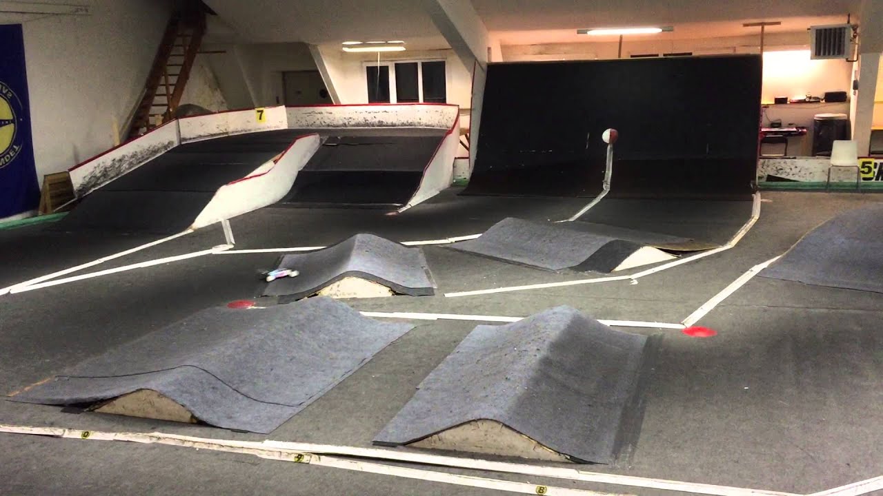 Malin's Xray XB4 4WD '15 with center diff practice