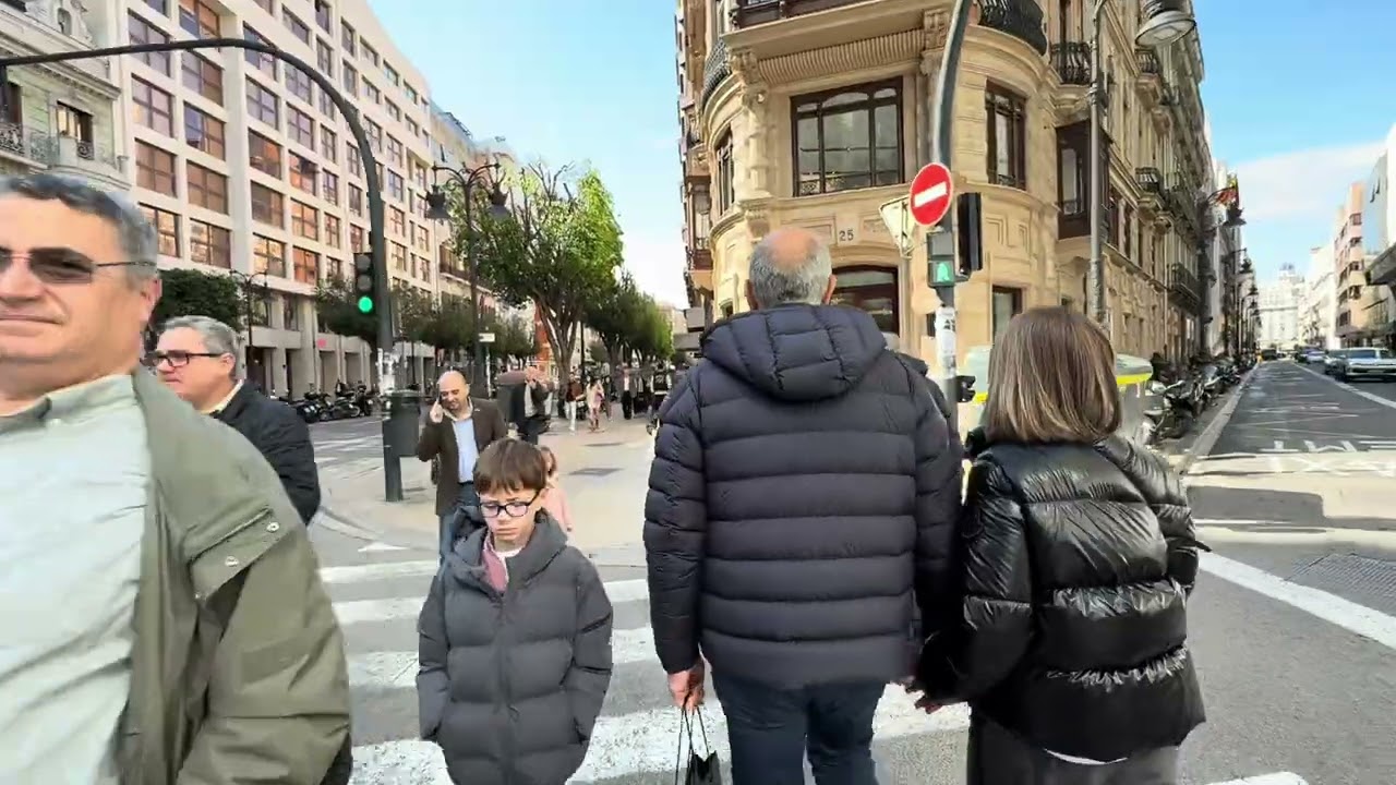 Sunny Fallas Morning Walk | Colón Metro to Estación del Norte