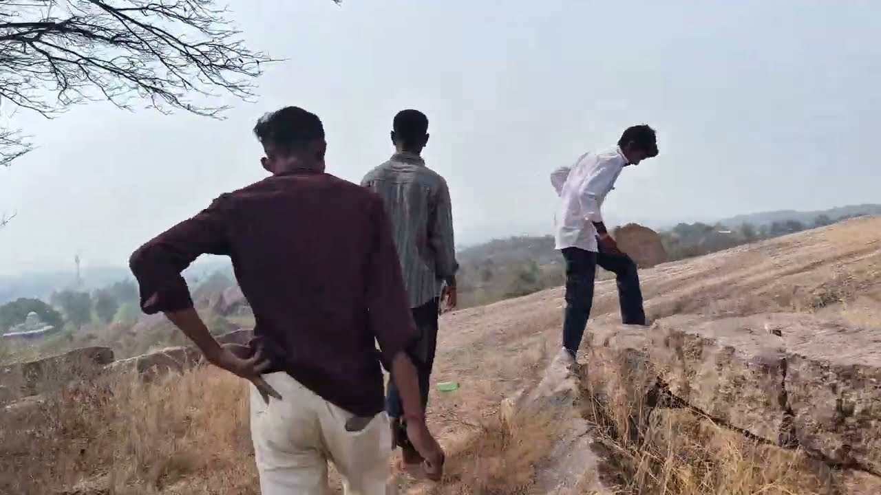 Mallana Swami darshanam kosam ani gutaa medhaki pothee.......🔱🙏@VIBE_WITH_HARSHA-vlogs@UnqGamer