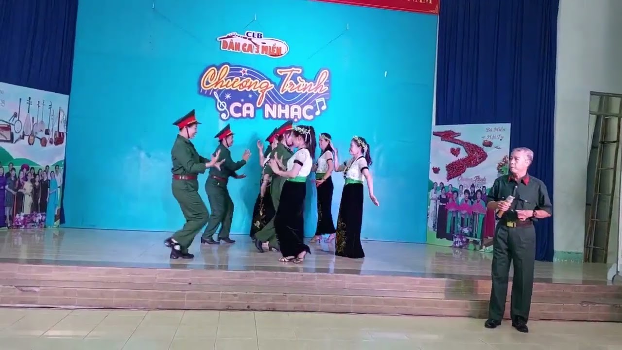 Cô gái Sầm nưa trình bày Thăng Long cùng nhóm múa Thời Hoa Đỏ, trong buổi giao lưu cùng clb ba miền