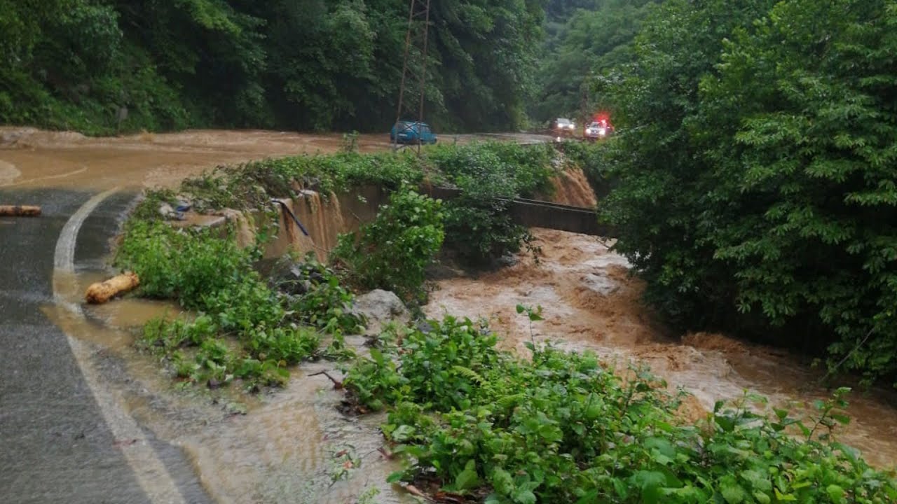 Trabzon’da sağanak yağış etkili oldu! Hoparlörle 'dereden uzak durun' anonsları yapıldı