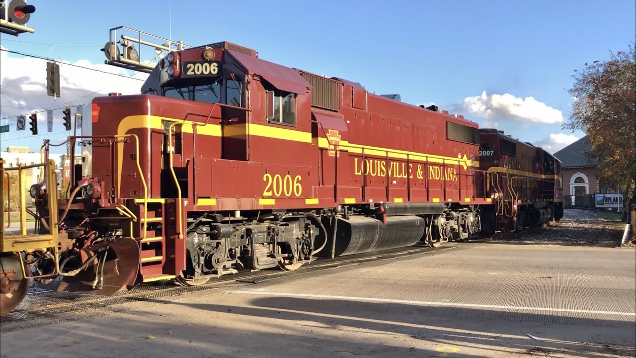 Train Goes Into Building To Get Boxcars!  Working A Short Line Railroad Industrial Spur!  Pennsy RR