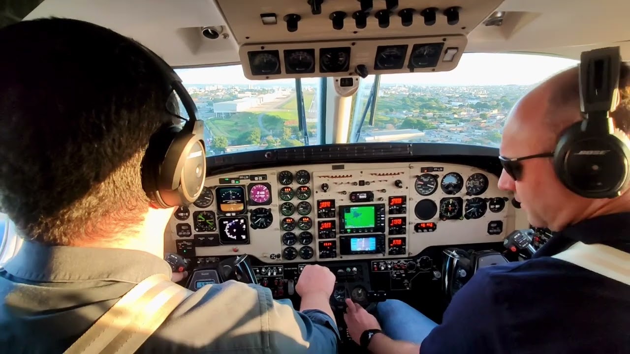 Beechcraft King Air C-90B voo de treinamento em Sorocaba - SP - SDCO