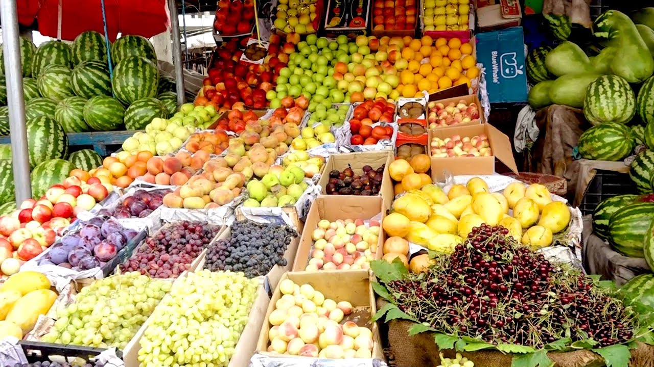Sellers of fresh fruit in Quwae Markaz, Kabul / فروشنده های میوه تازه وطنی در قوای مرکز