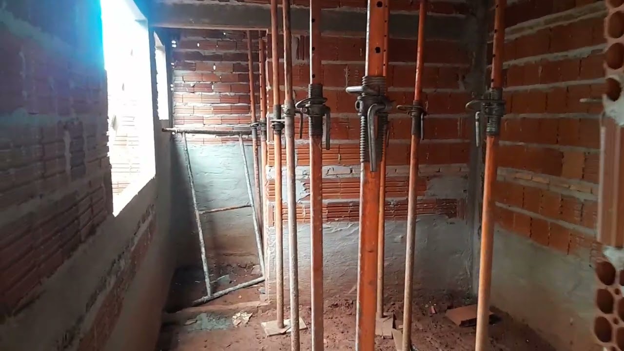 Trabalhando de grassa pedreiro sofre