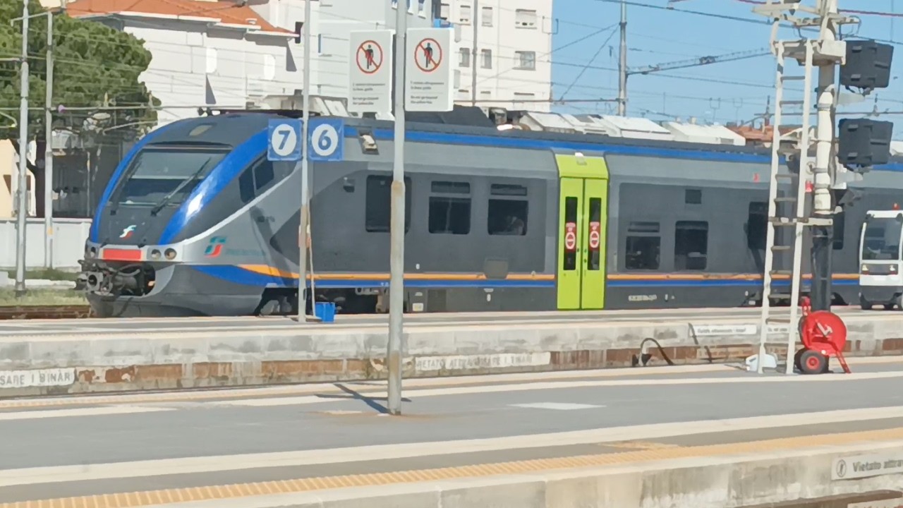 UN POMERIGGIO ESTIVO DI TRENI ALLA STAZIONE DI RIMINI NEL 2022!!