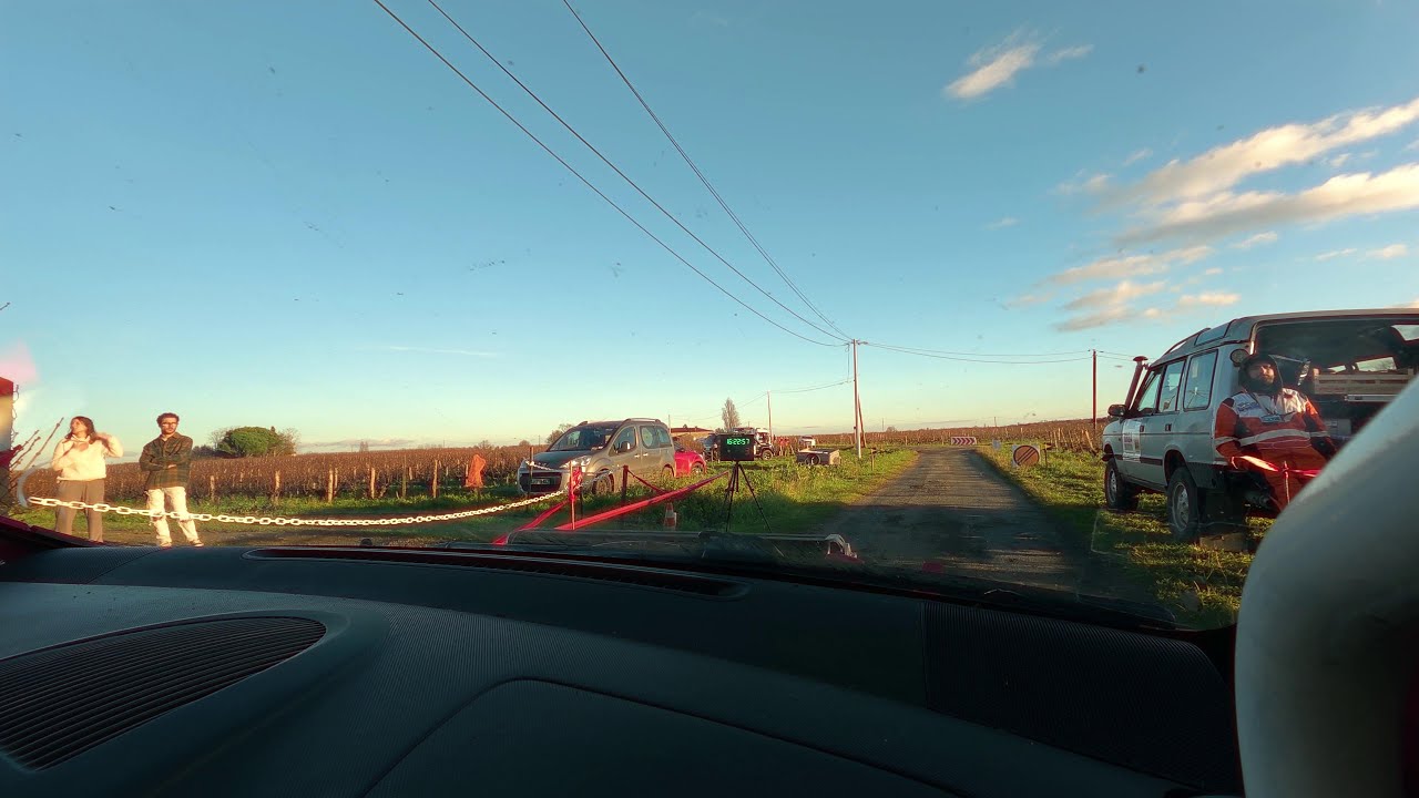Rallye au coucher du soleil dans les petites routes viticoles du Médoc