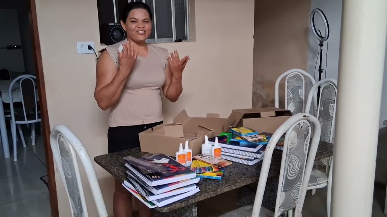 OLHA QUANTO MATERIAL ESCOLAR GANHAMOS. 